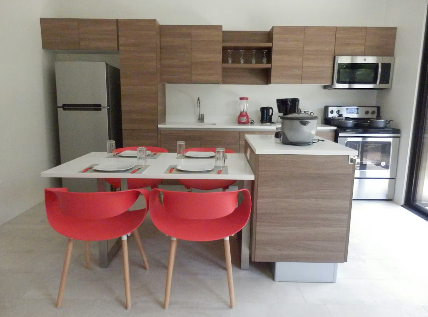 Cocina y mesa de comedor