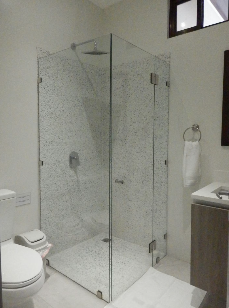 Vista completa del baño y la ducha