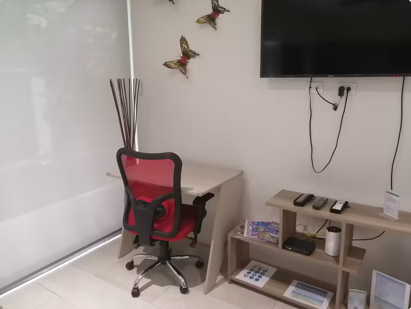 Escritorio y silla del espacio de trabajo