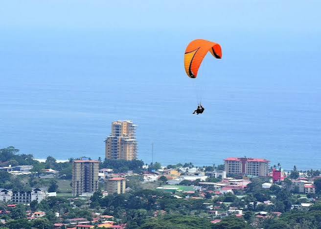 Parapente en la zona de Jacó